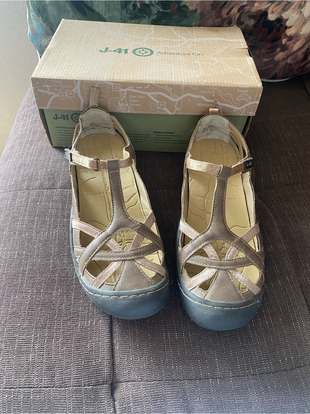 J-41 Women’s Taupe T-Strap Closed-Toe Sandals Women’s Size 8